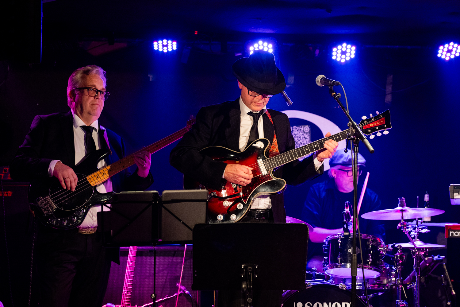 Vintage Winehouse gitarister på scenen.