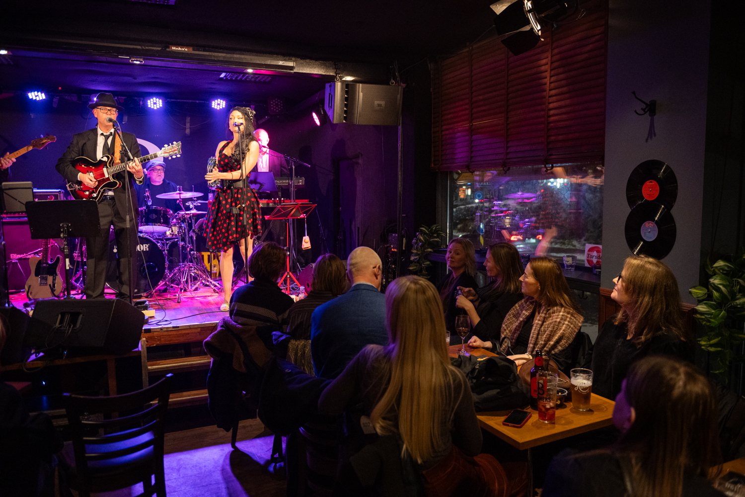 Vintage Winehouse foran publikum.