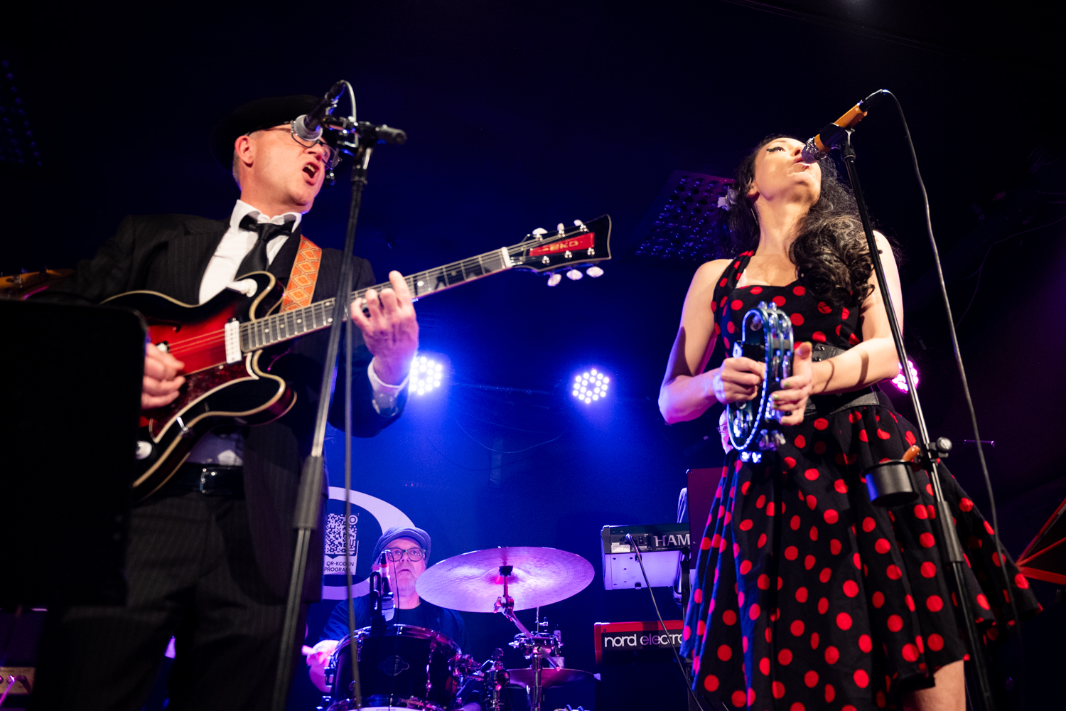 Vokalist Hilde Bjerkeshaug og gitarist i bandet.