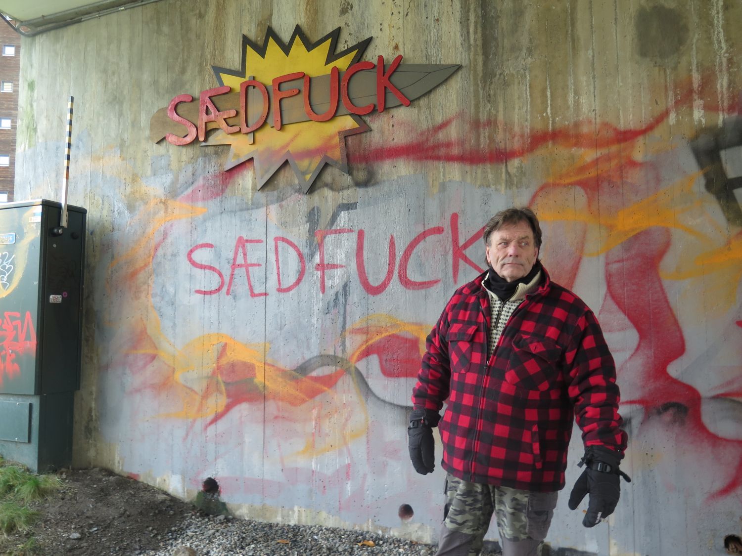 Bjørn Zarbell foran den berømte "sædfuck"-grafittien.