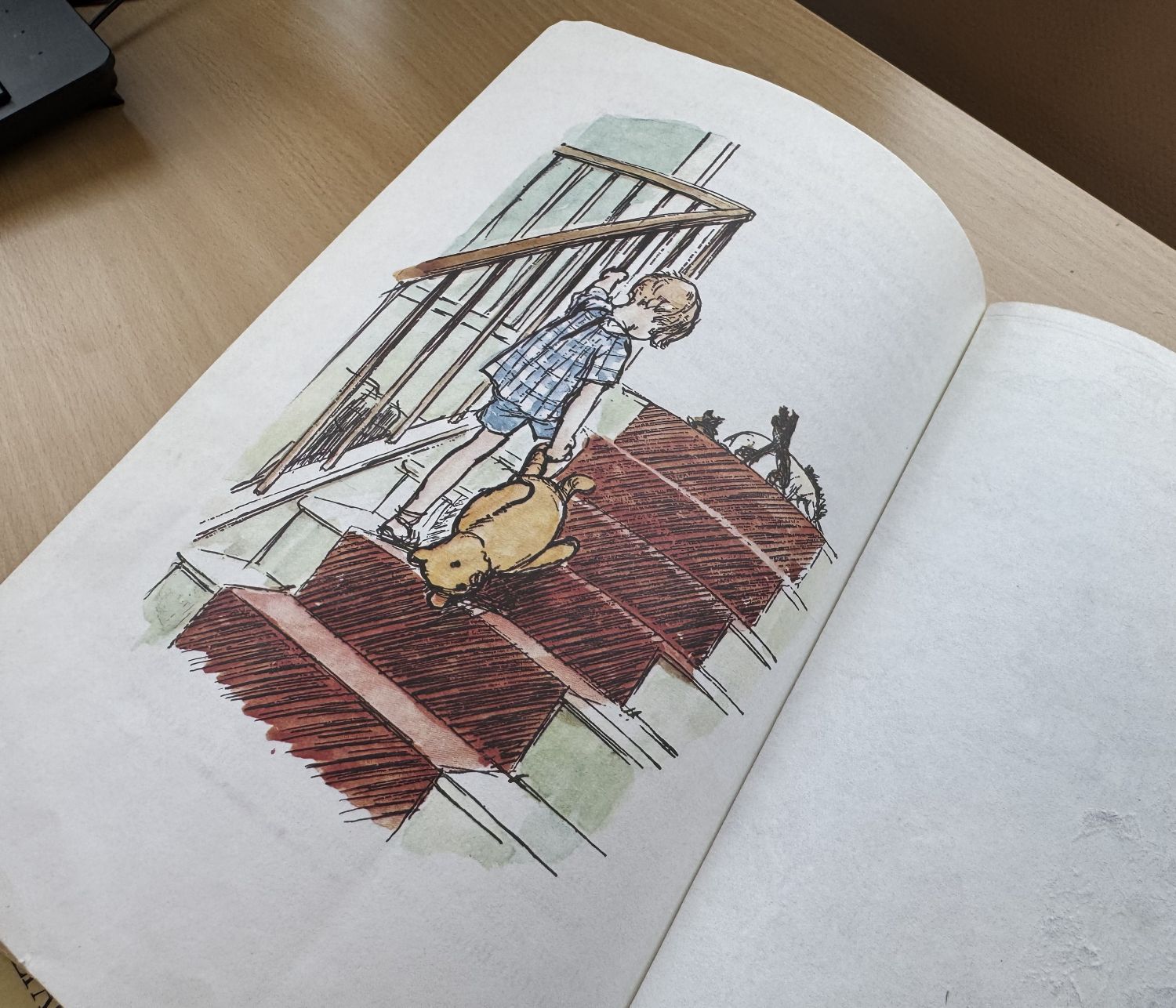 Kristoffer Robin og Ole Brumm i trappen.