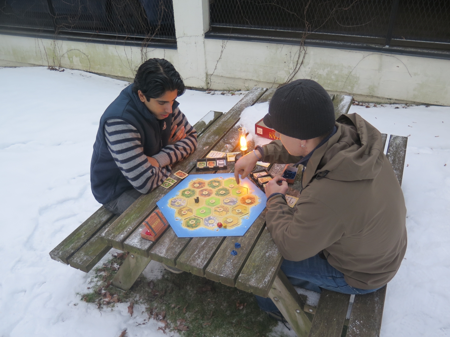 Noah Singh og Brage Hogstad spiller Catan i kulden.