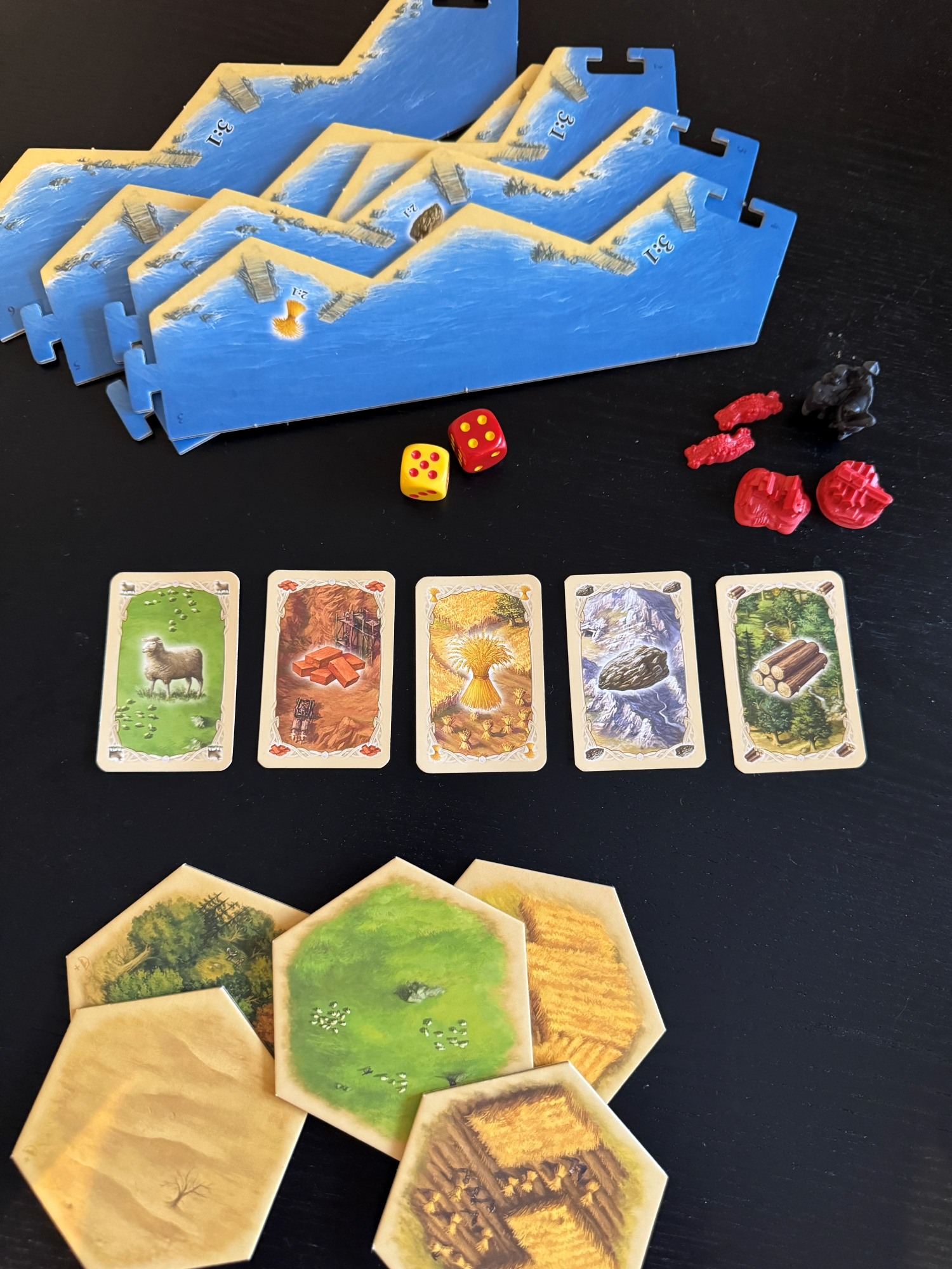 Sau, murstein, korn, malm og t&oslash;mmer. De fem ressursene i Catan.