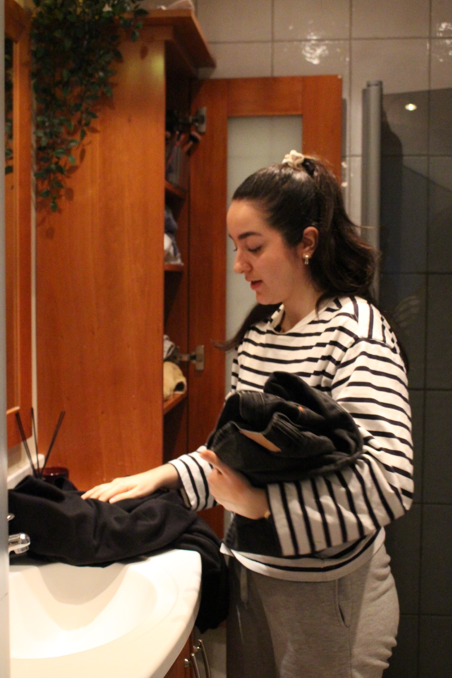 Aurora st&aring;r p&aring; badet og finner frem jobb uniformen