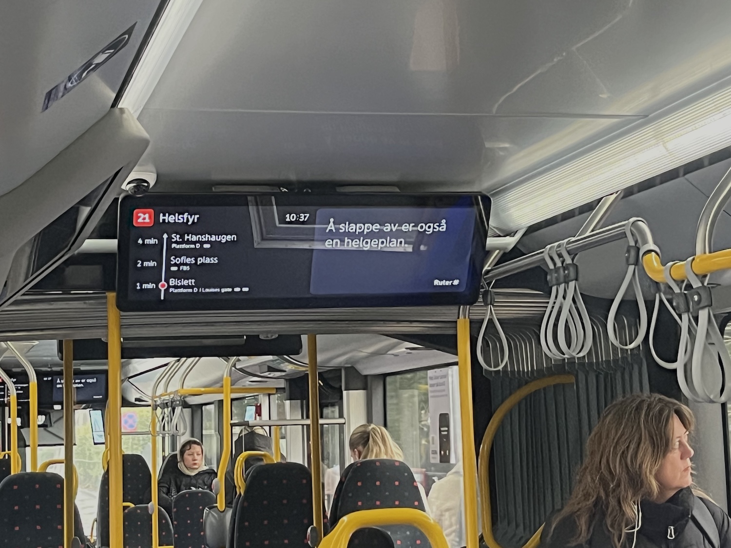 "&Aring; slappe av er ogs&aring; en helgeplan" vises p&aring; skjermen i en Ruter buss.