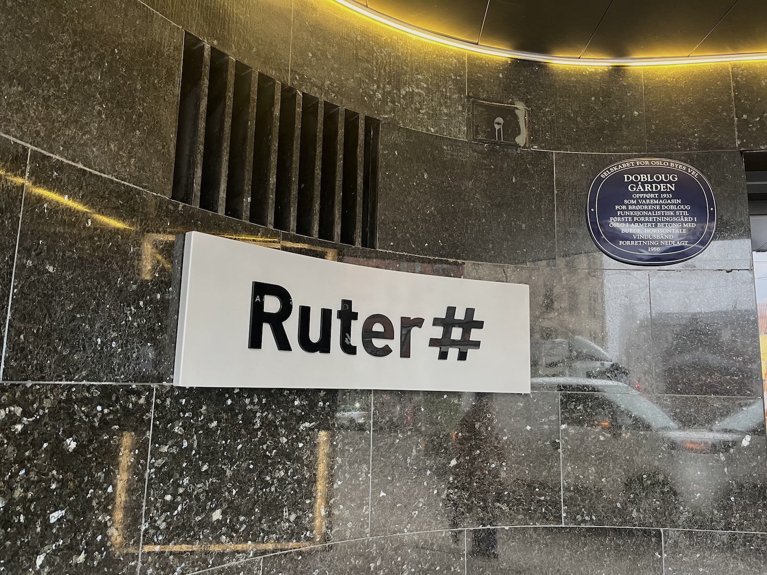 Dette skiltet er ved inngangen til Ruters hovedkontor.