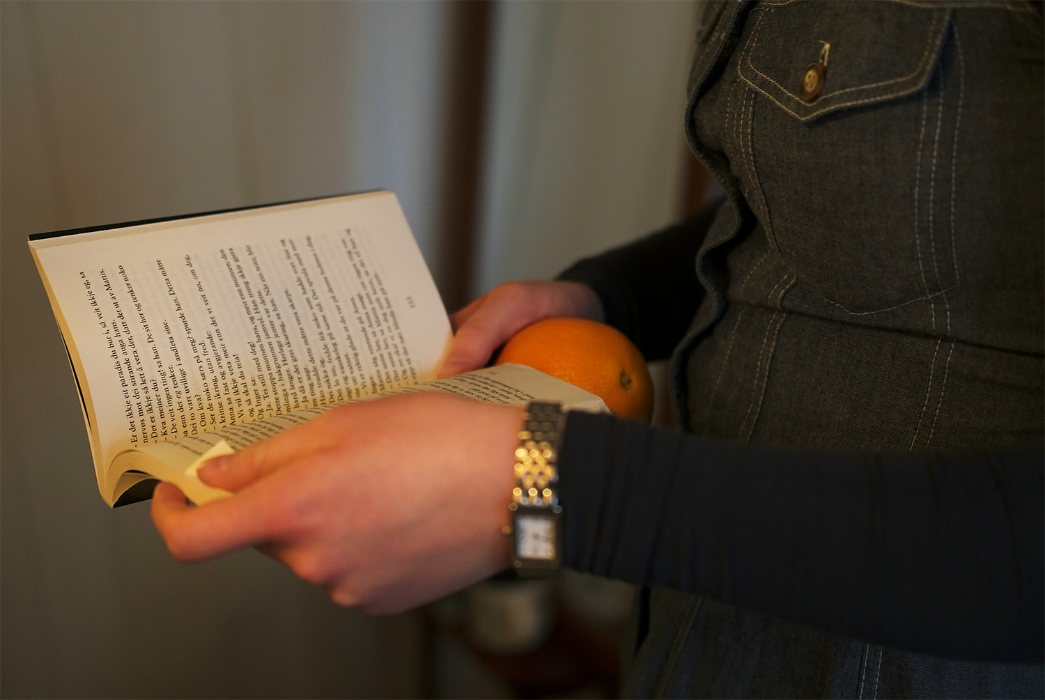 N&aelig;rbilde av en bok og en apelsin 