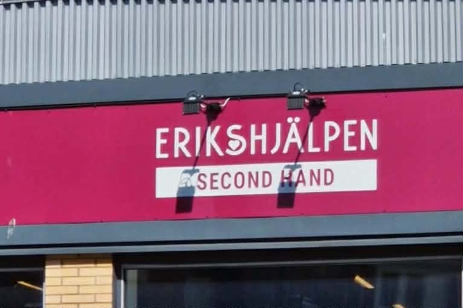 Skilt der det st&aring;r Erikshjalpen second hand