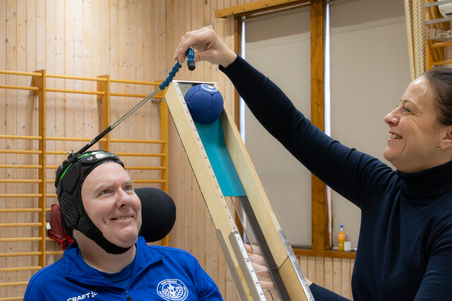 En antenne p&aring; Christers hjelm b&oslash;yes og plasseres p&aring; bocciaballen i renna