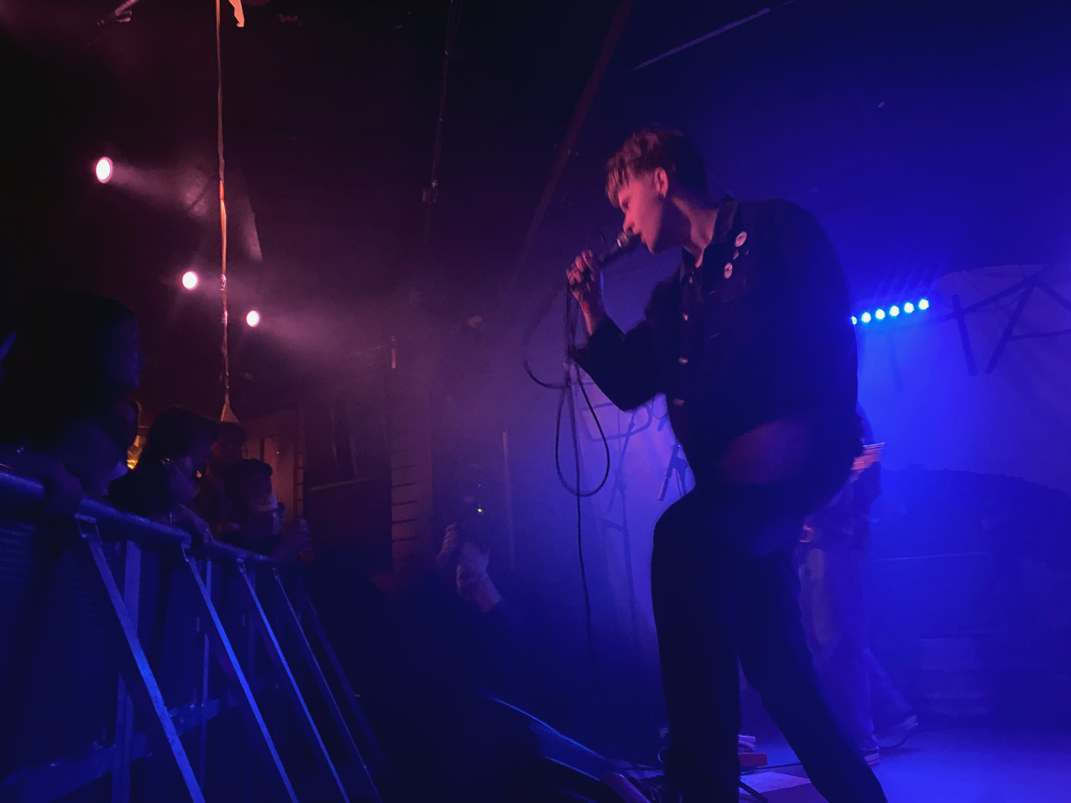 Bastian synger p&aring; scenen