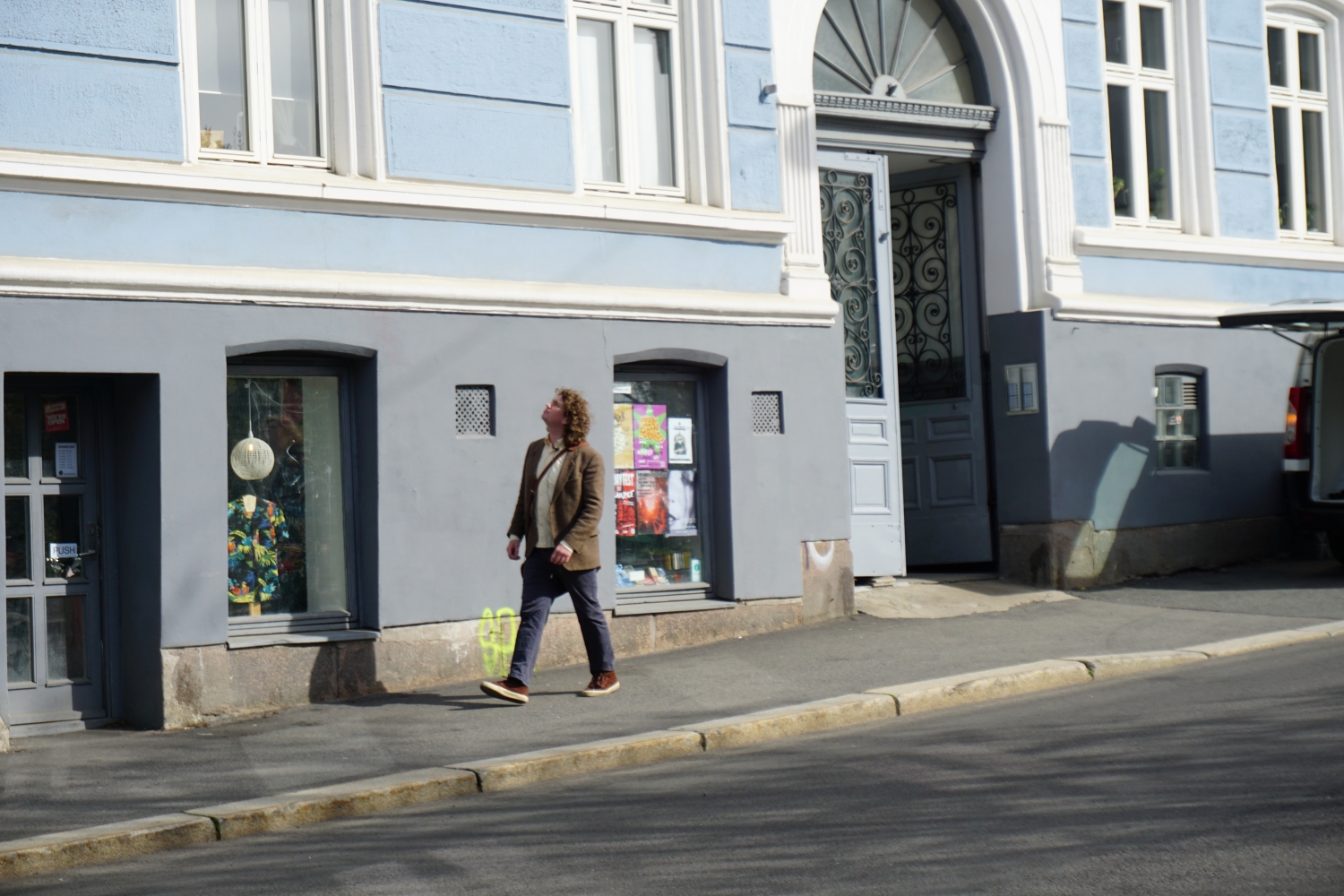 Mann som g&aring;r i byen