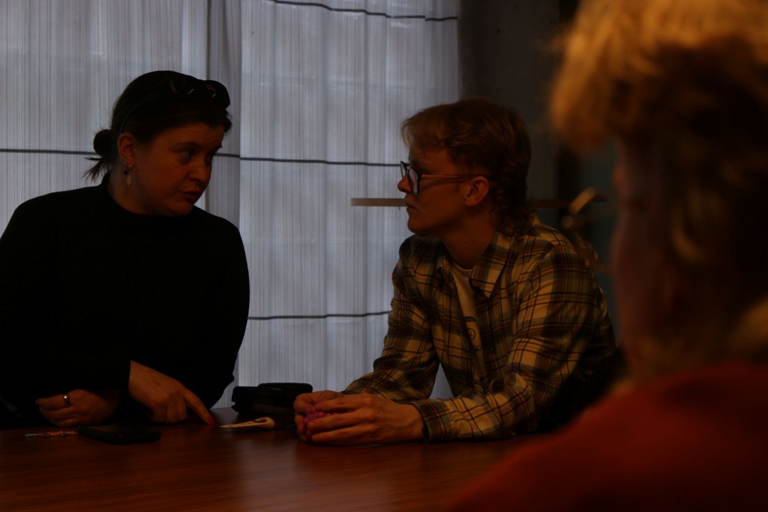 Mann og dame ser p&aring; hverandre