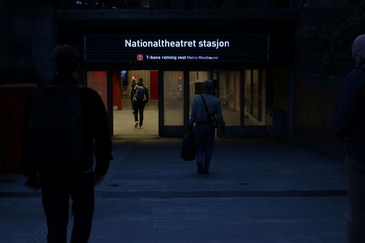 Mann g&aring;r mot t-banestasjon