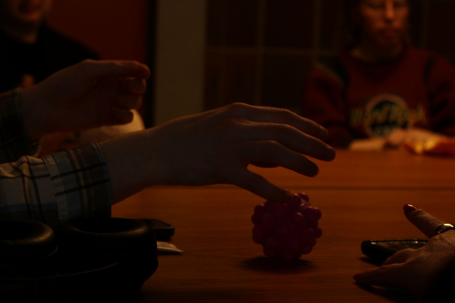 En h&aring;nd rekker seg mot en annen h&aring;nd