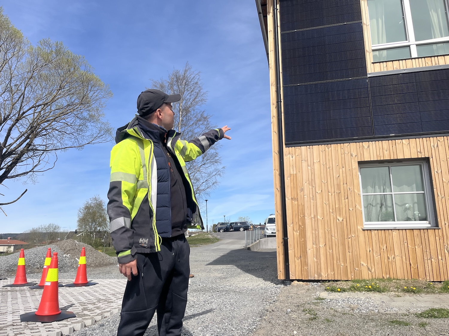 Michal Matulewicz viser hvordan solceller kan monteres p&aring; vegger.