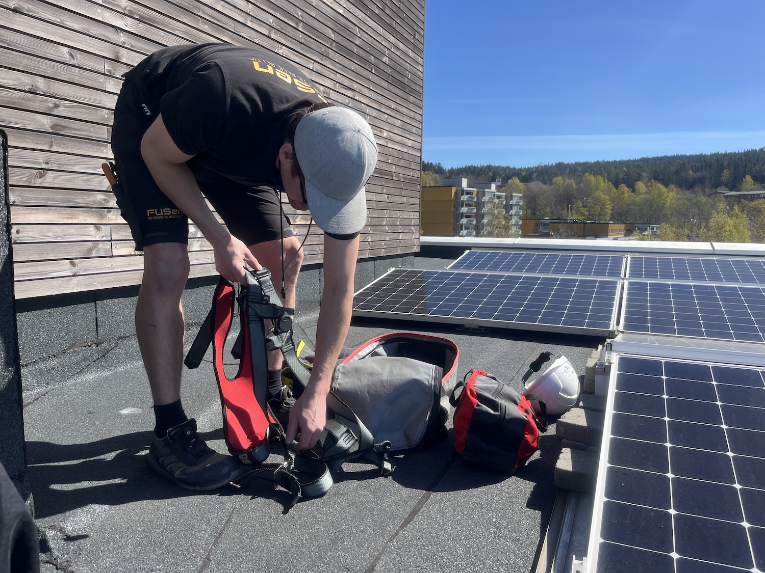 P&eacute;tur N&iacute;elsson tar p&aring; verneutstyr.