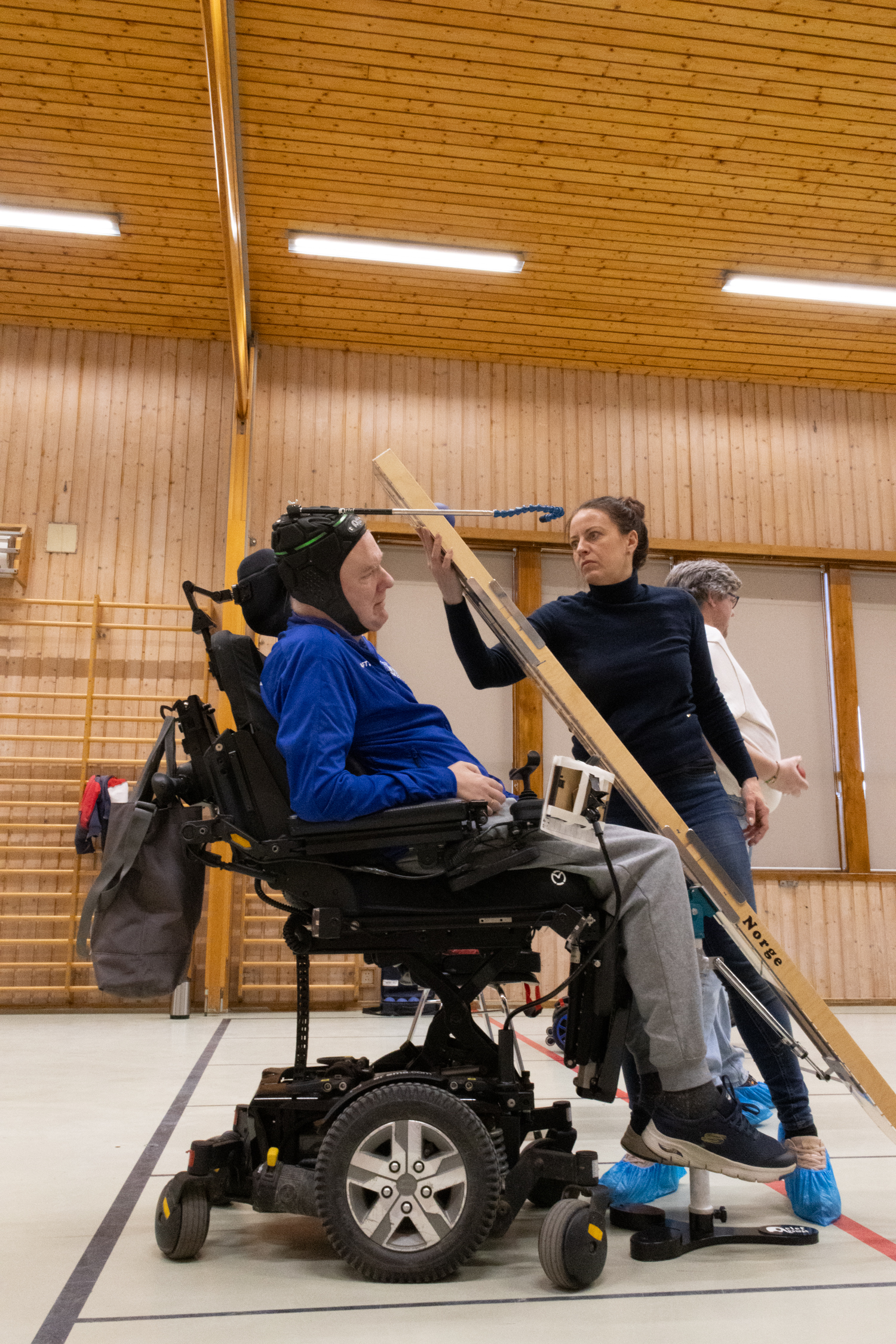 Assistent Lise setter opp den h&oslash;ye renna ved siden av Christer i rullestolen