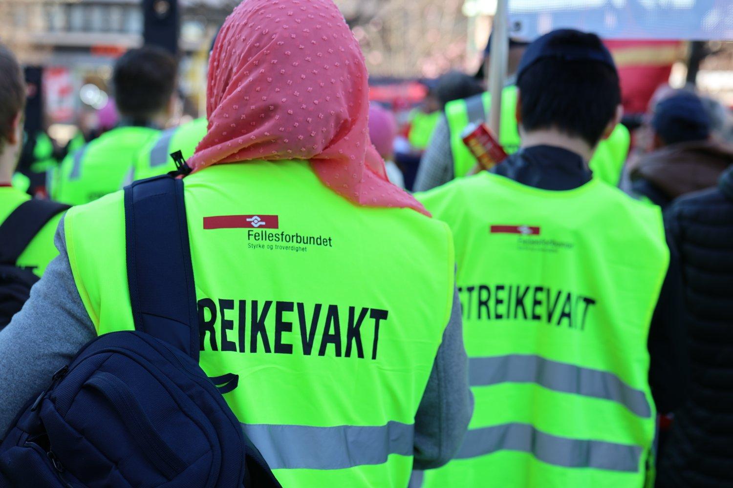To mennesker med streikevakt vest 