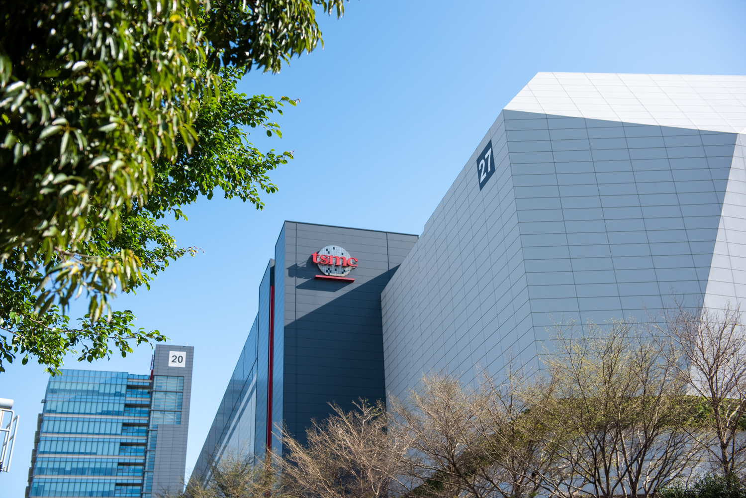 Bilder av store moderne bygninger der mikrochip-produsenten TSMC holder til.