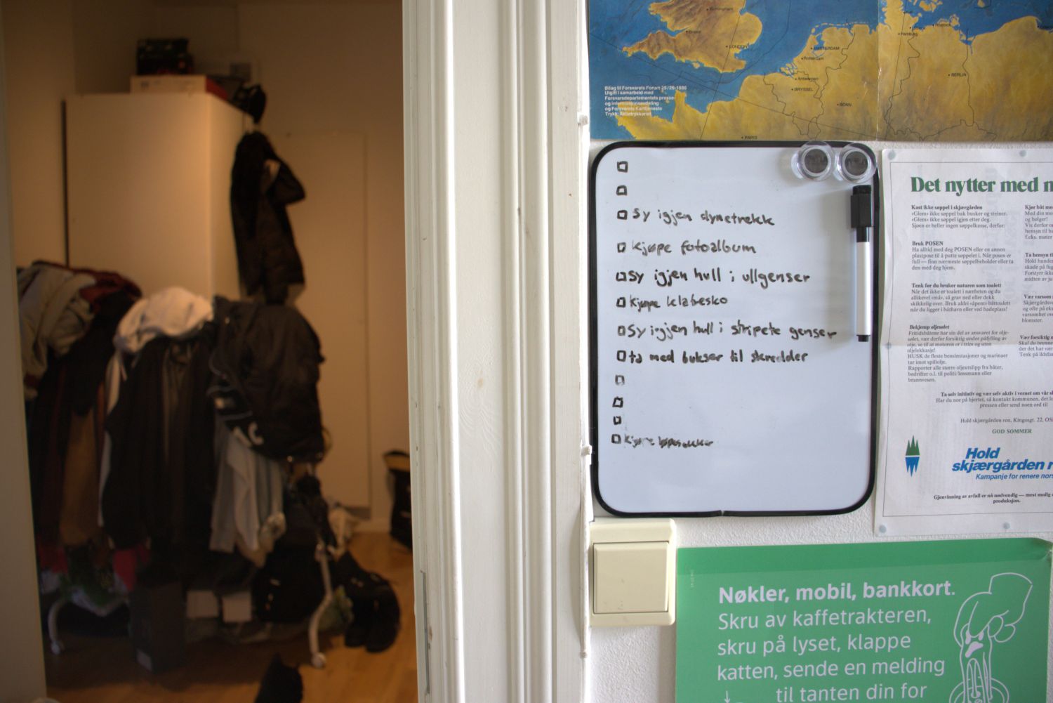 Tavle over gj&oslash;rem&aring;l og rot i bakgrunnen