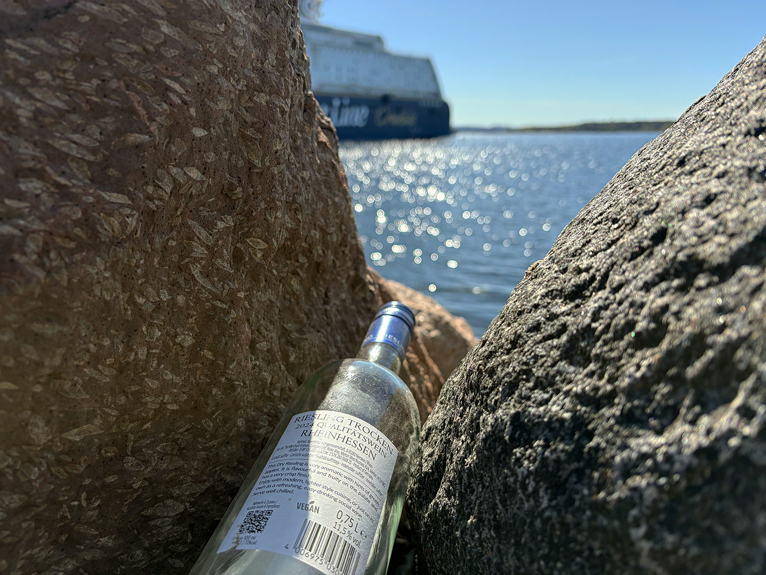 En vinflaske som hviler mellom to steiner p&aring; Kongen Marina i Oslo. 