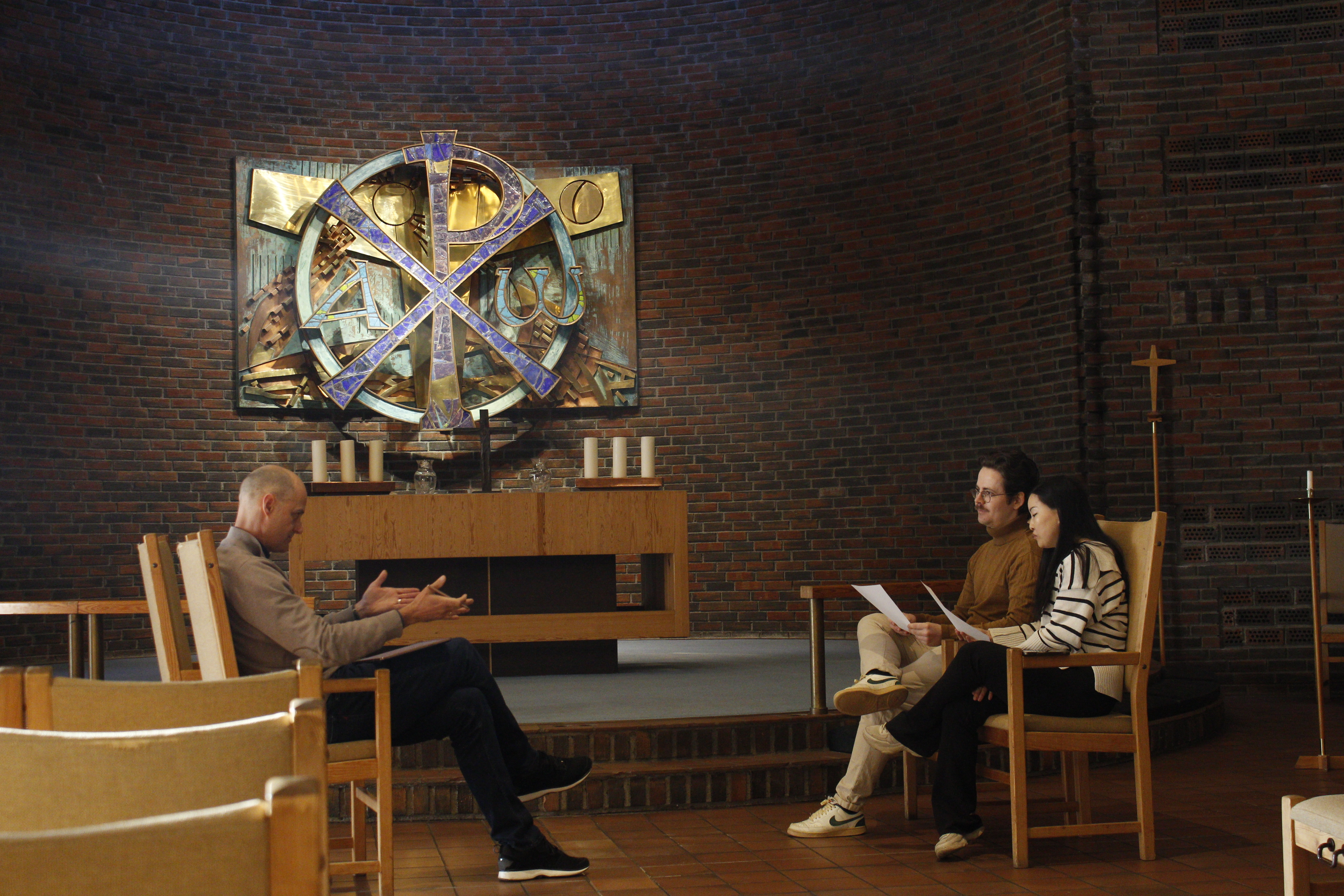 Prest i m&oslash;te med par