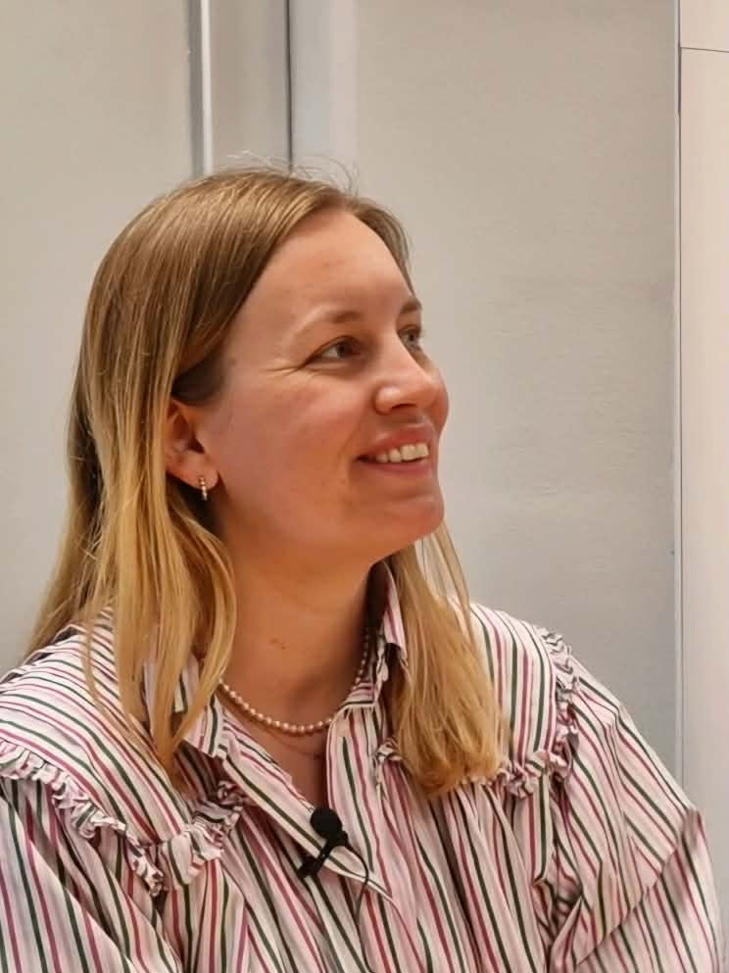 Stipendiat Ingrid Haugsrud ser mot en person til h&oslash;yre for kameraet