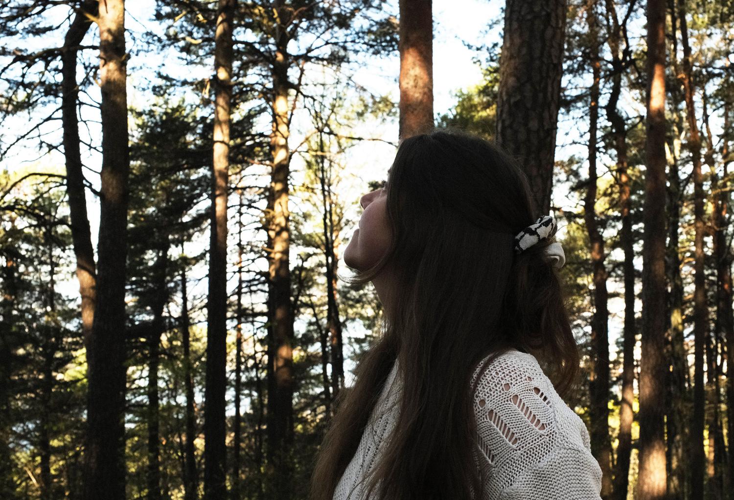 Siri ser seg rundt i skogen