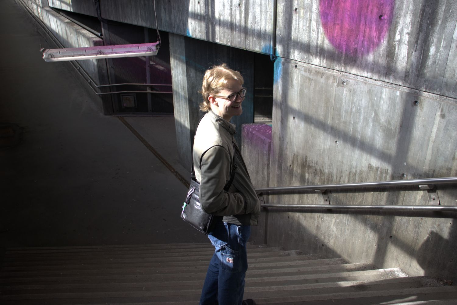 Mann st&aring;r i en trappeoppgang