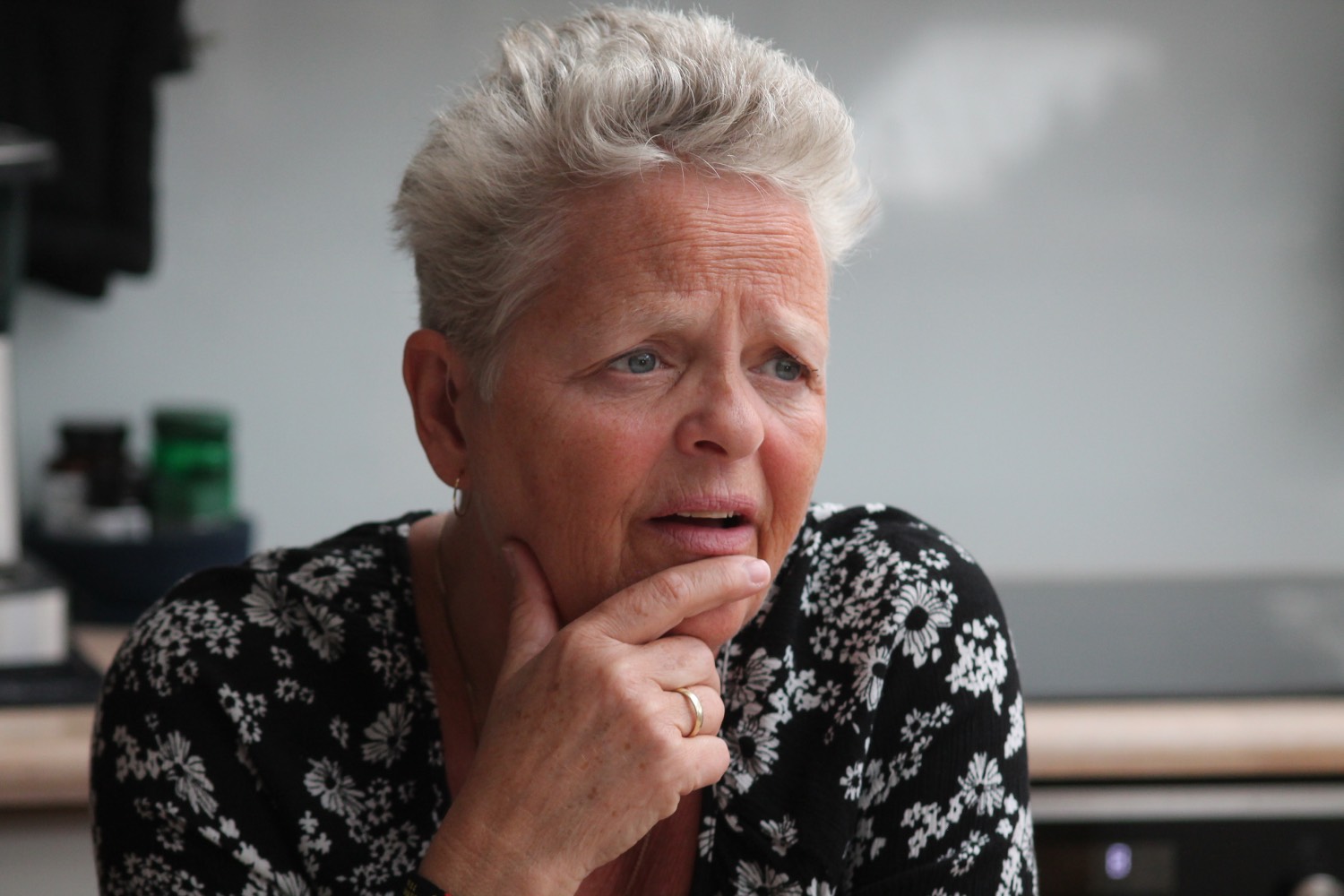 Sigrid med hånden på haken og tenker