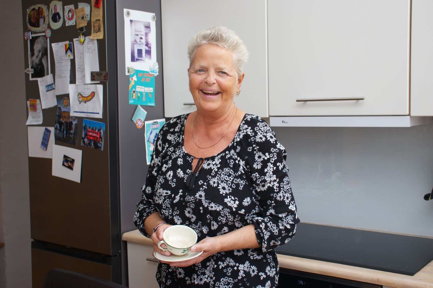 Sigrid smiler bredt med koppen