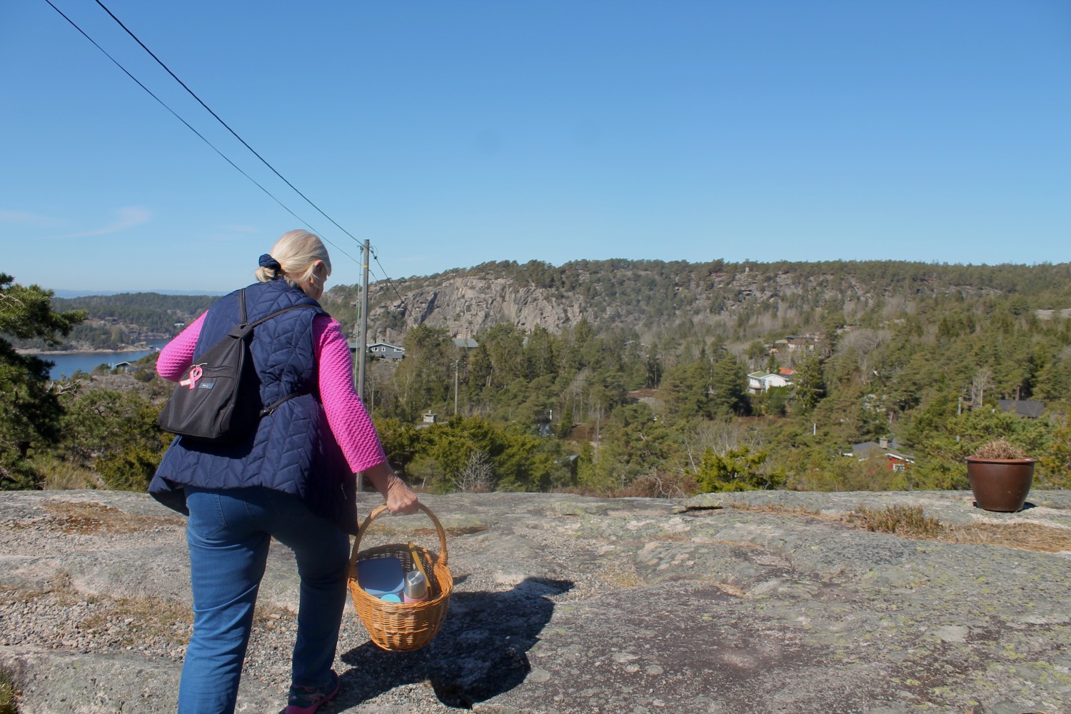 Unni Ulfeng går mot hytta