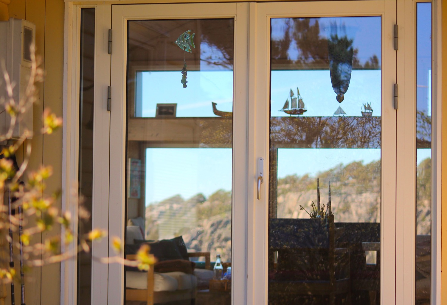 Verandadøren I glass med utsikten av bergene i bakgrunnen