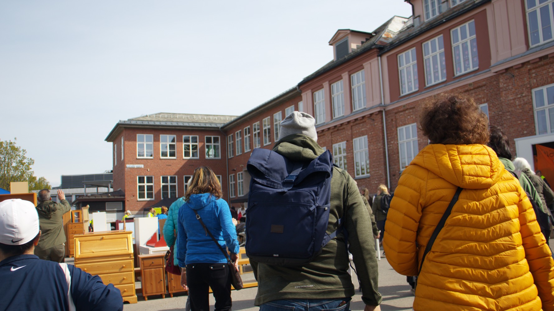 Løpende mennesker på loppemarked