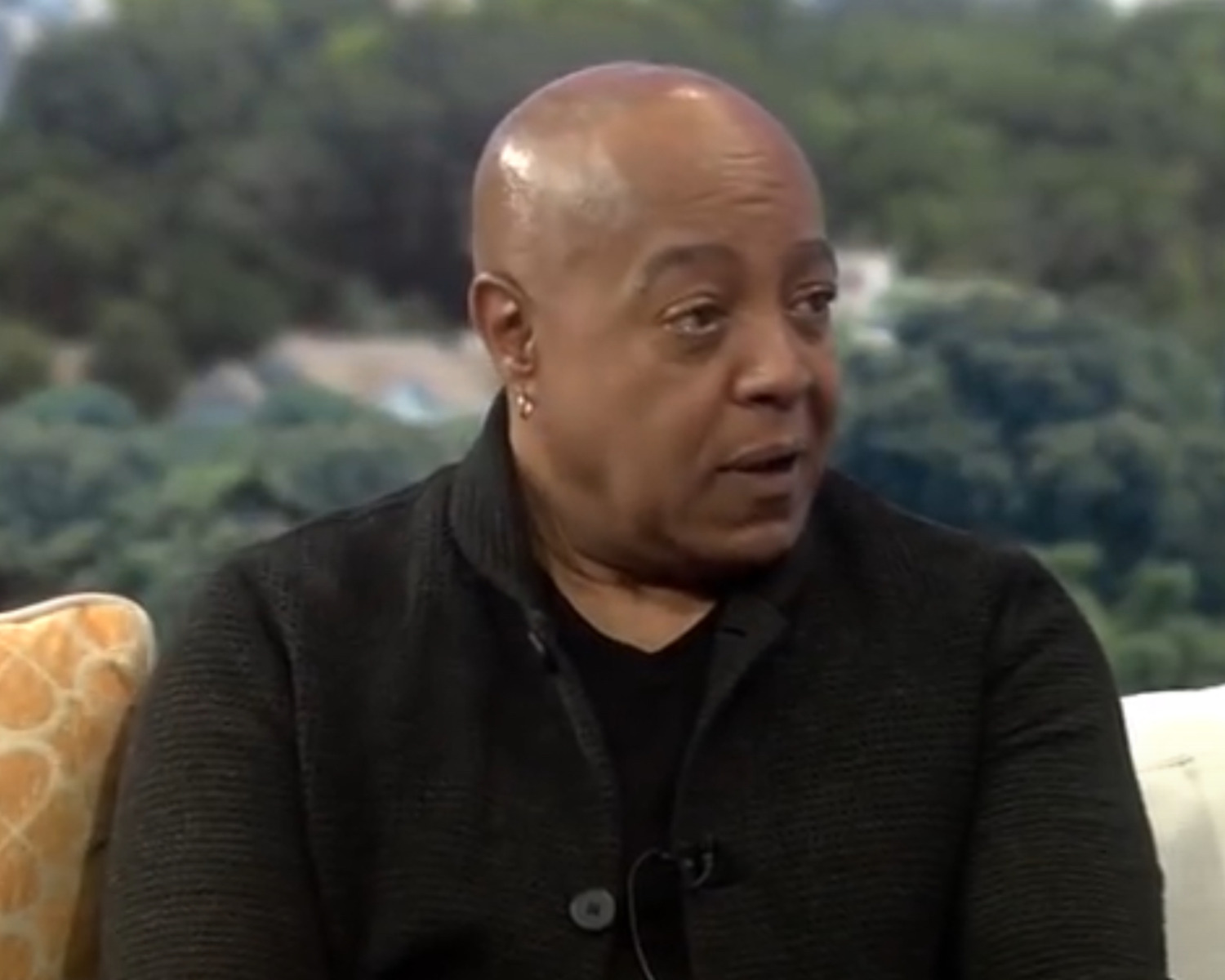 Artist Peabo Bryson ser mot venstre forbi kamera. Portrettbilde