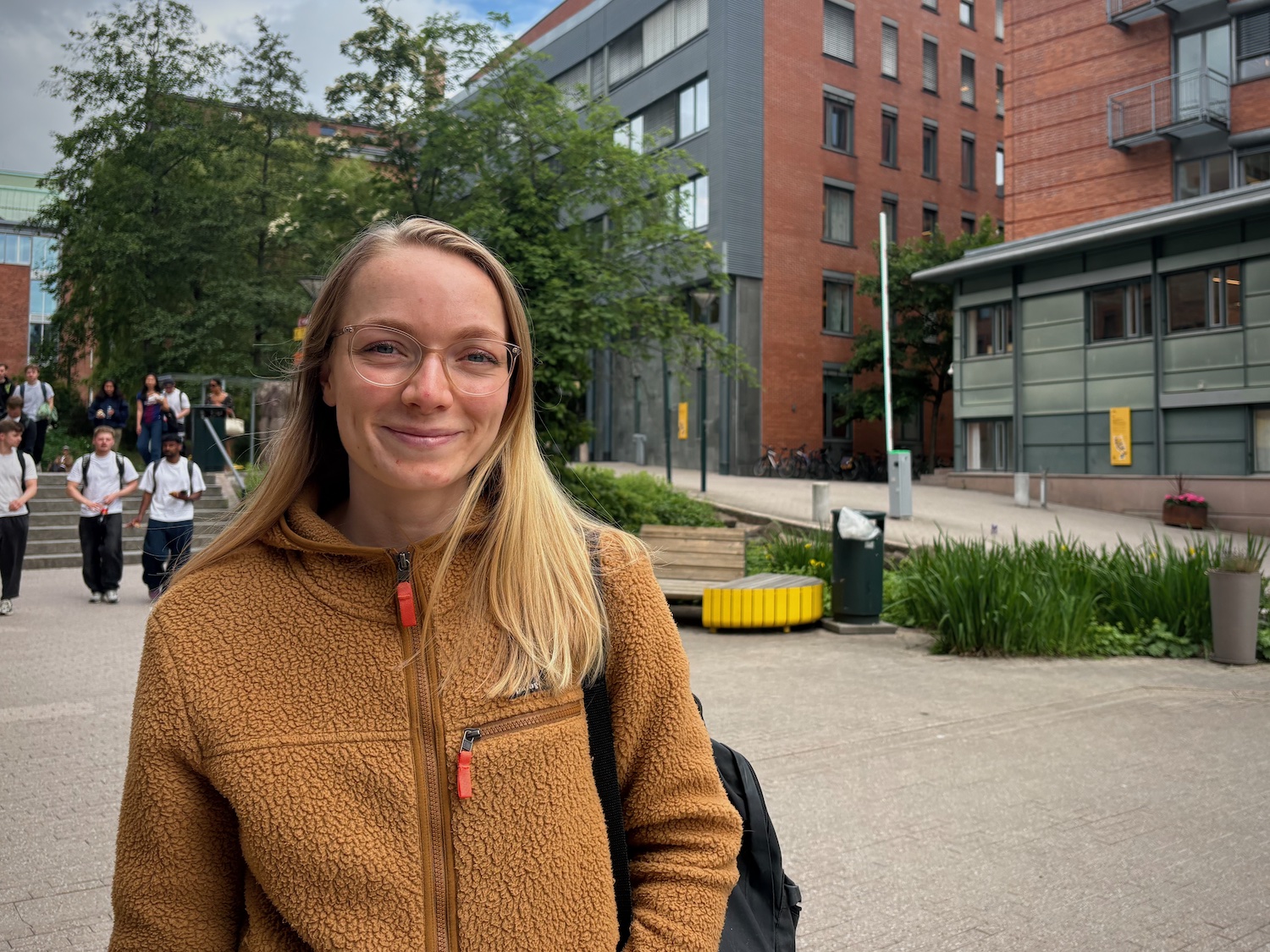 Portrett av Silje som st&aring;r p&aring; OsloMets campus