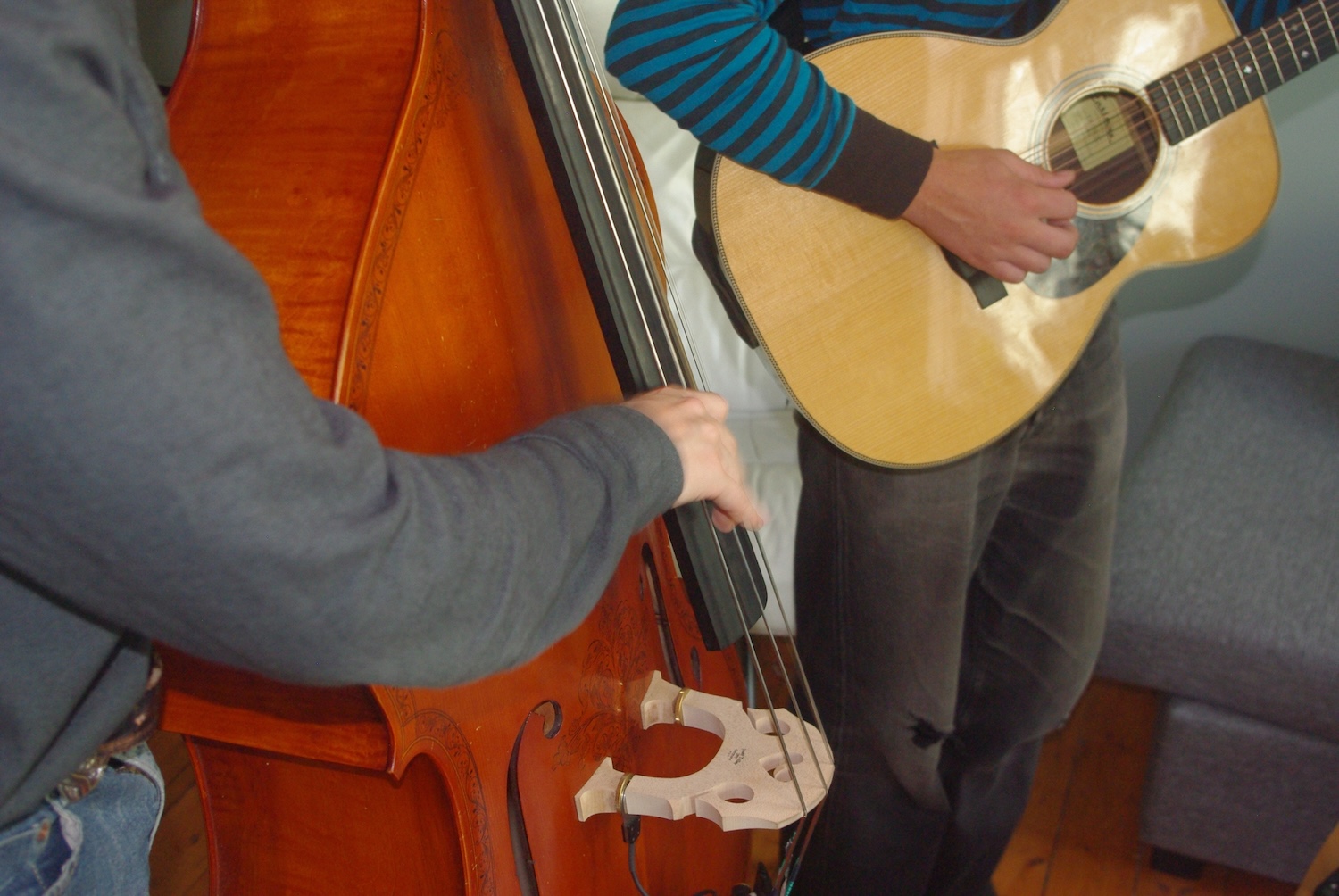 Colin og Erlend som øver på kontrabass og gitar