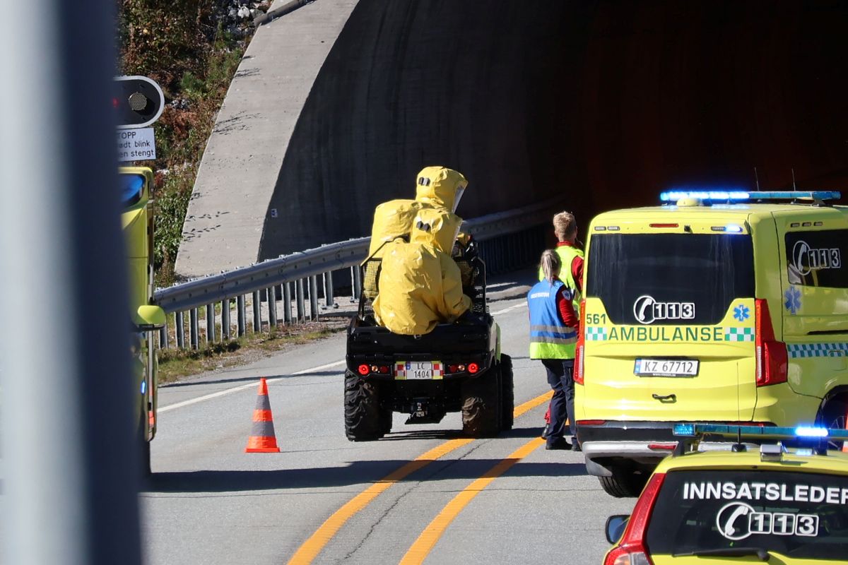 Personell med hazmat suit p&aring; ATV