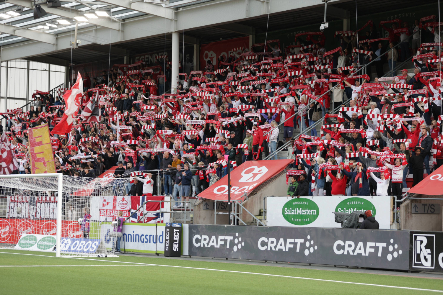 Fredrikstad-supportere på tribunen.