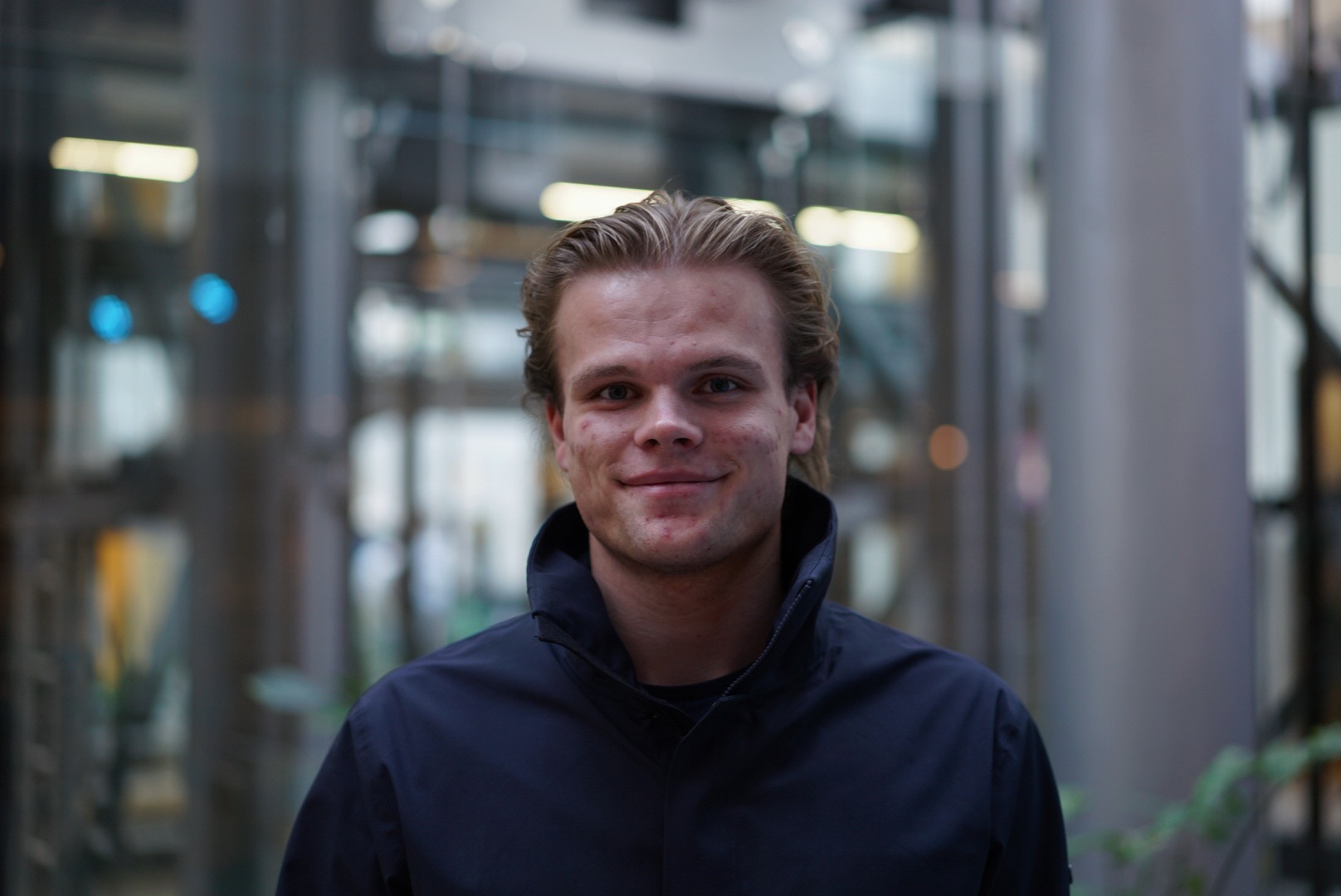 Julian Walstad fotografert inne på BI Oslo.