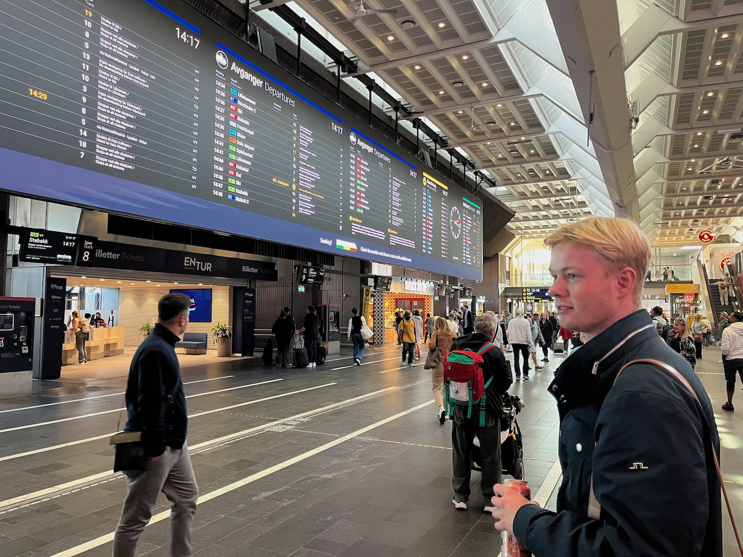 Theodor Nenseth ser på togtavlen på Oslo S