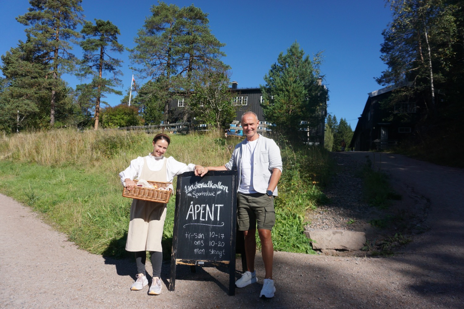 Fritz og Martina foran Linderudkollen 