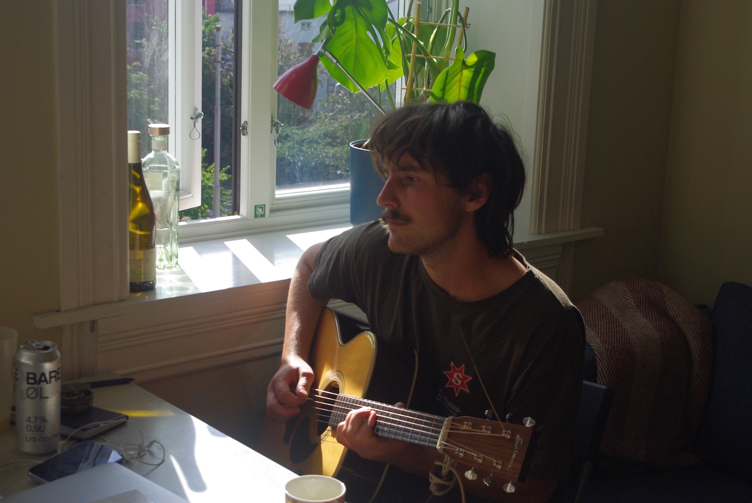 Erling Wold spiller gitar 