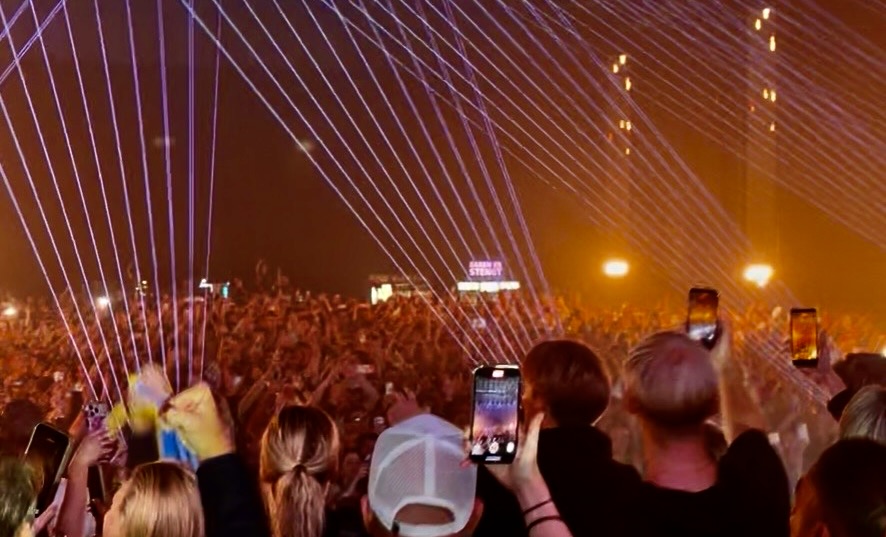 Folkemengde dom danser. Strobelys og m&oslash;rkt.