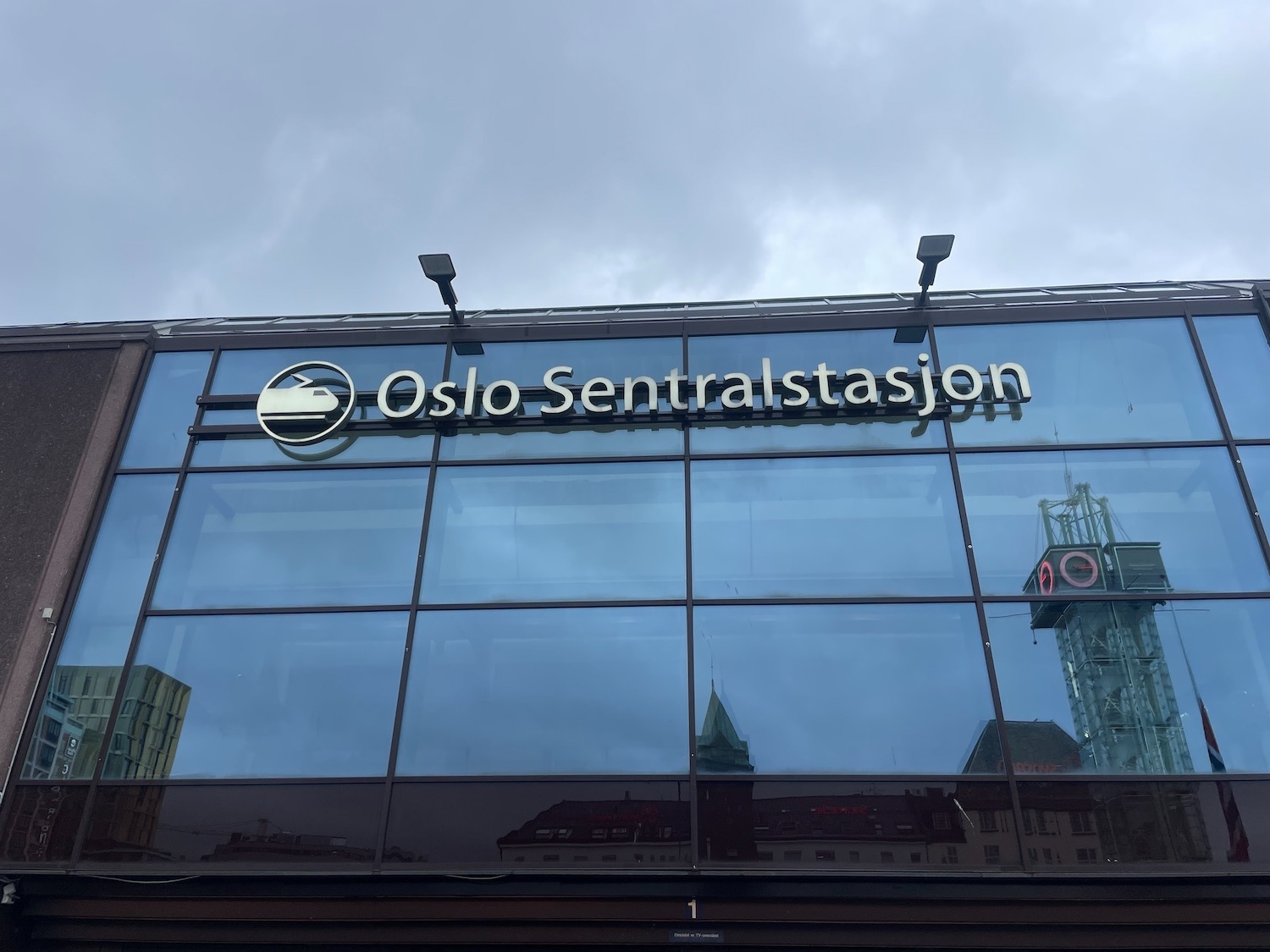 Forsiden til Oslo S i glass, med teksten "Oslo Sentralstasjon"