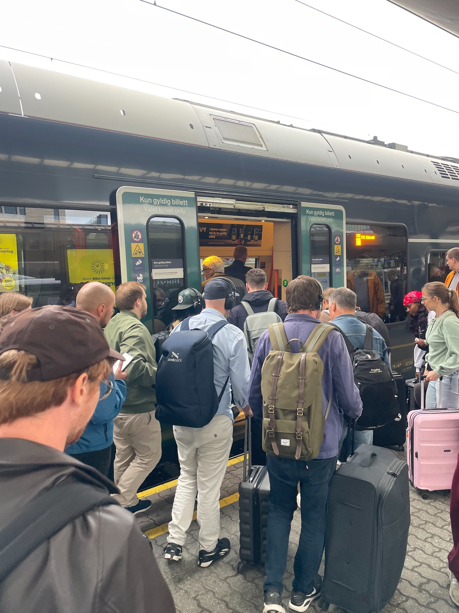 Flere mennesker stiger ombord p&aring; et tog ved Oslo S