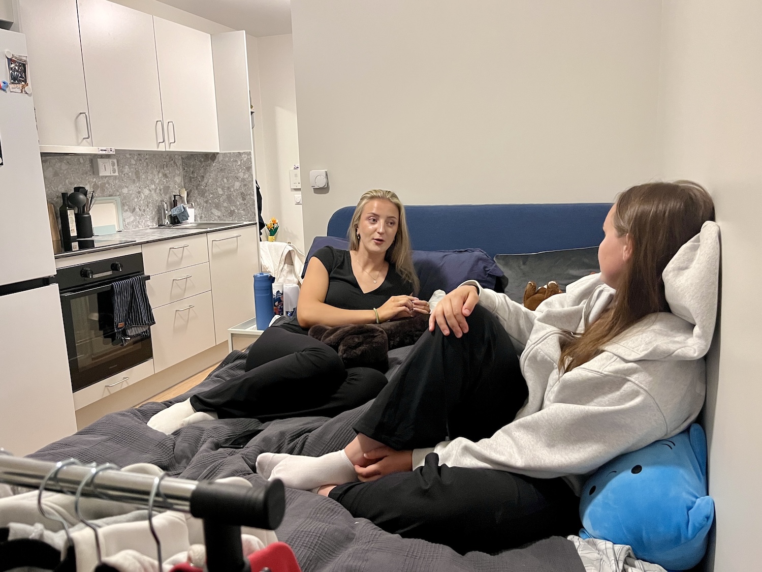 Iselin og Hanne i sengen