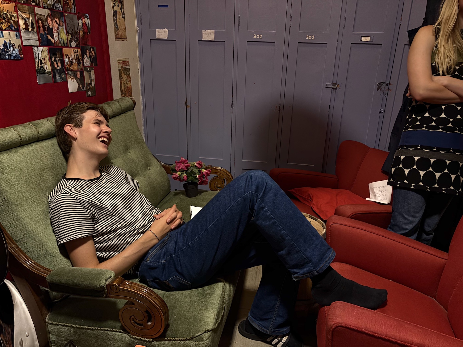 smilende gutt på en sofa