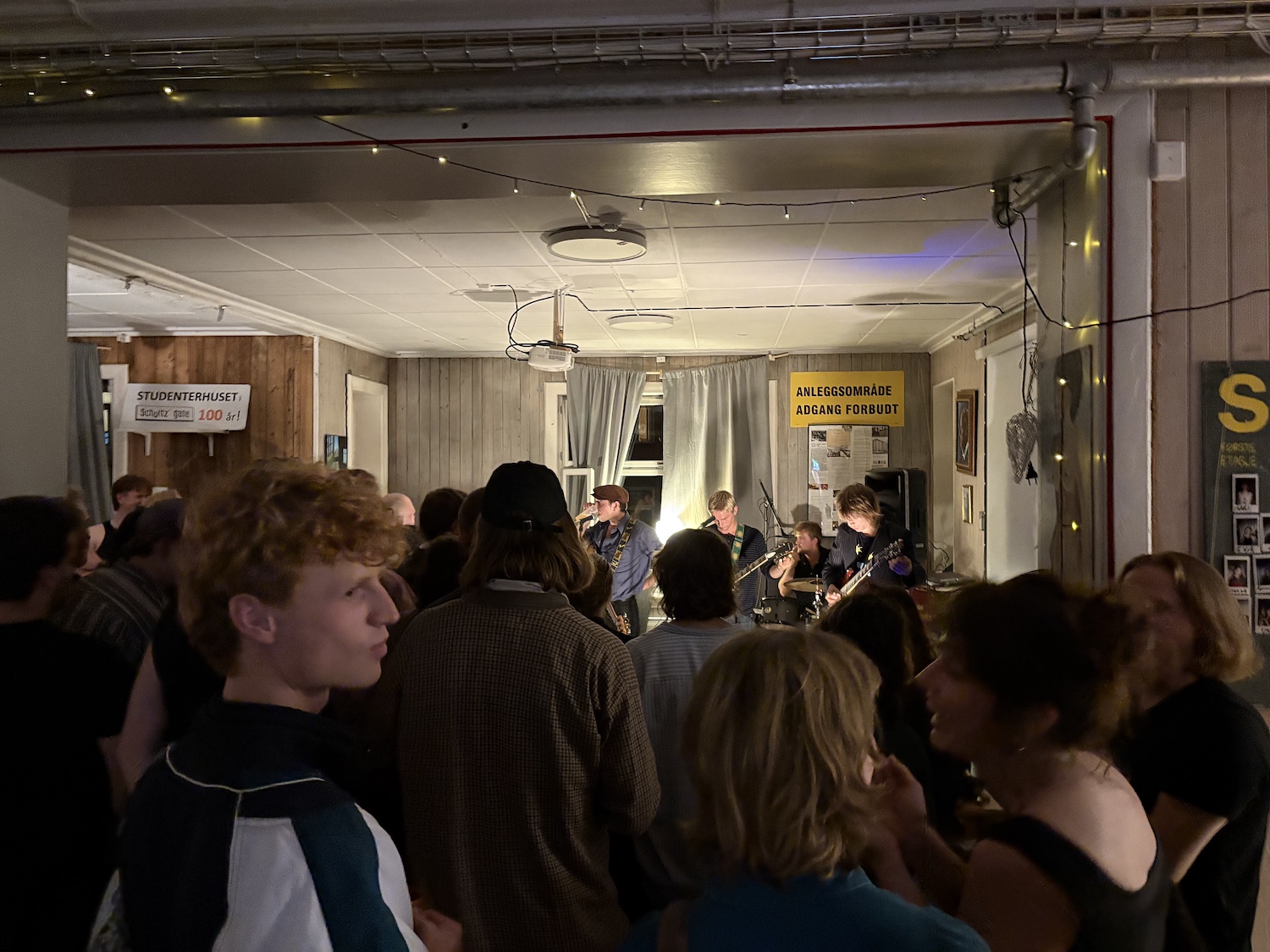 Mennesker på konsert i en stue