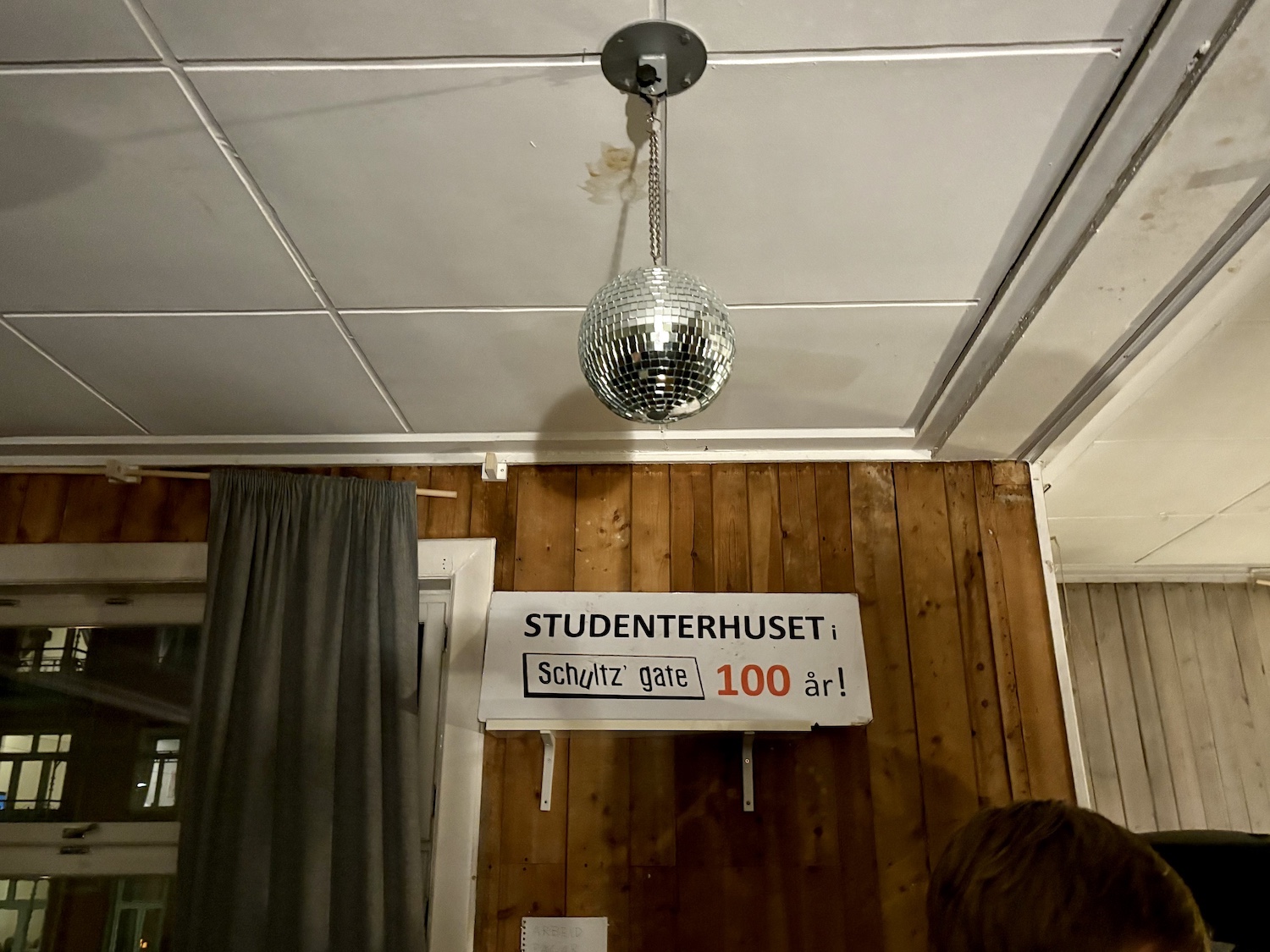 Studenterhuset i Schultz gate 100 år står det